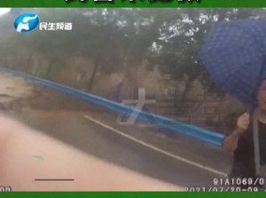 暴雨和老师一起被困学校_暴雨突袭，老师和学生被困学校